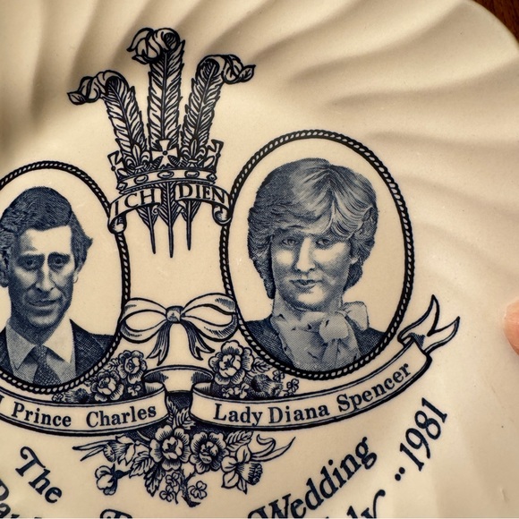 Vintage Royal Wedding plate, 1981, Prince Charles and Lady Diana Spencer - Picture 4 of 8
